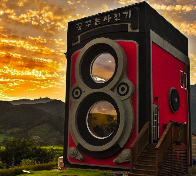 Dreaming Camera's design bears resemblance to a Rolleiflex camera.